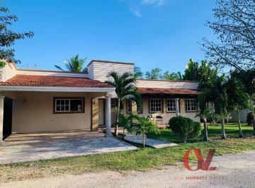 Casa de 4 habitaciones, Conkal · Casa en Venta de un Piso Estilo Californiano, en El Norte de Merida
