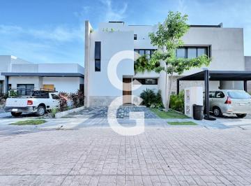 Casa · 231m² · 4 Recámaras · 2 Estacionamientos · Casa en Venta en Cancun en Residencial Río con 4 Recámaras