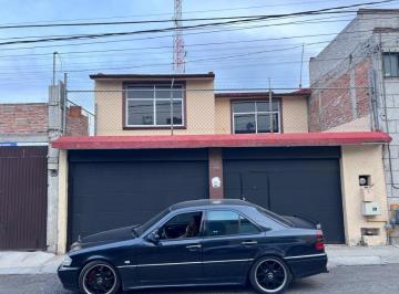 Casa de 3 habitaciones, Querétaro · Casa de 3 Recámaras y Cuarto de T. V. en Calle Abierta, 2 Estacionamientos con Cochera Automática