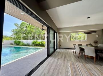 Casa · 679m² · 5 Recámaras · 6 Estacionamientos · Residencia de Lujo: Casa en Venta en Esquina en Lagos del Sol, Cancún