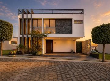 Casa · 411m² · 4 Recámaras · 2 Estacionamientos · Casa en Venta en Lomas de Angelopolis III, Cascatta, Pye