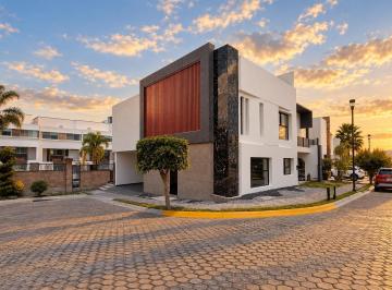 Casa · 208m² · 4 Recámaras · 2 Estacionamientos · Casa Remodelada en Venta en Parque Victoria, Lomas de Angelópolis II, 4 Recámaras