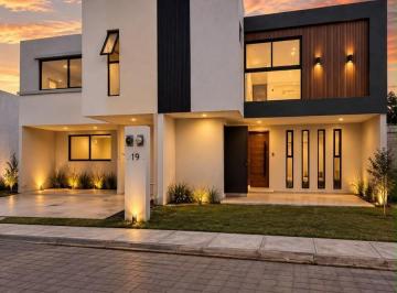 Casa · 143m² · 3 Recámaras · 2 Estacionamientos · Casa en Venta en Cuatro Vientos, Sanctorum, 3 Recámaras y Jardín