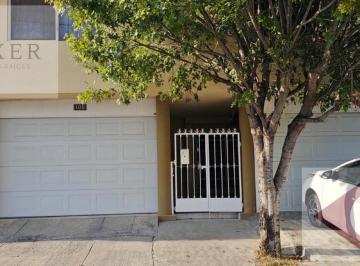 Casa · 393m² · 7 Recámaras · 2 Estacionamientos · Casa - Mitras Centro