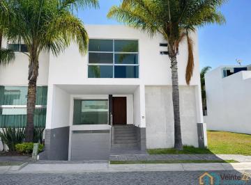 Casa · 346m² · 3 Recámaras · 5 Estacionamientos · Casa en Venta en Fraccionamiento La Cima, con Excelentes Entradas de Luz