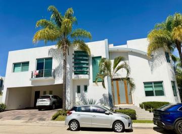 Casa · 550m² · 4 Recámaras · 3 Estacionamientos · Casa Venta Condominio Puerta del Bosque, Zapopan