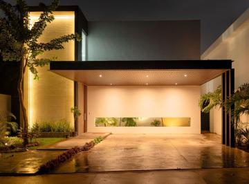 Casa · 358m² · 4 Recámaras · 2 Estacionamientos · Residencia de Lujo en Tamara, Chablekal con Muebles o Sin Muebles
