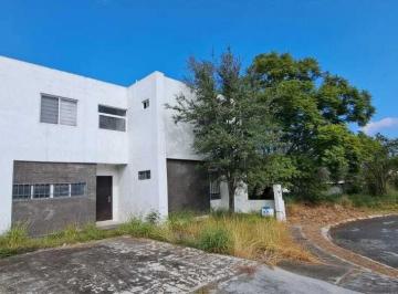 Casa · 302m² · 4 Recámaras · 2 Estacionamientos · Casa en Venta El Barrial, Carretera Nacional