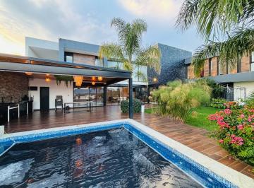 Casa · 580m² · 4 Recámaras · 5 Estacionamientos · Casa en Venta en Porta Fontana León Gto