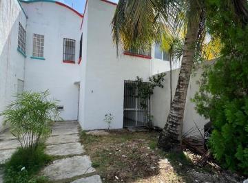 Casa · 69m² · 2 Recámaras · 2 Estacionamientos · Casa en Venta de Oportunidad, en Playa del Carmen, a 800 m de Playa Xcalacoco