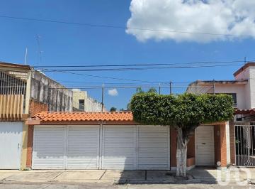 Casa · 300m² · 3 Recámaras · 2 Estacionamientos · Venta. Casa Tabachines. Jardines de Celaya. Celaya, Gto.