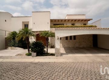 Casa · 913m² · 4 Recámaras · 4 Estacionamientos · Casa Residencial Ángeles en Centro Sur Qro.