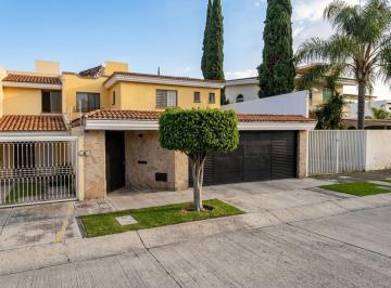 Casa de 4 habitaciones, Zapopan · Casa en Venta en Bugambilias Primera Seccion