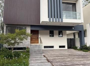 Casa · 323m² · 4 Recámaras · 4 Estacionamientos · Casa a Estrenar en Venta en Coto Venecia, Valle Real