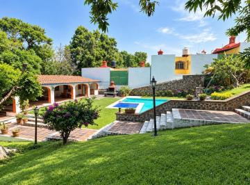 Casa · 720m² · 8 Estacionamientos · Casa en Venta en Lomas de Cuernavaca