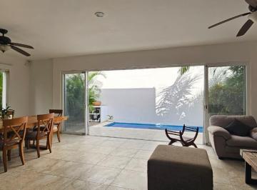 Casa · 250m² · 3 Recámaras · 2 Estacionamientos · Casa en Venta Supermanzana 11 Cancún con Alberca