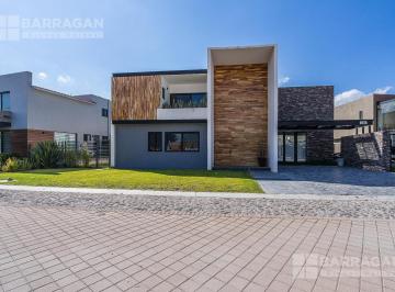 Casa · 477m² · 4 Recámaras · 4 Estacionamientos · Casa en Renta en El Campanario, Excelentes Acabados