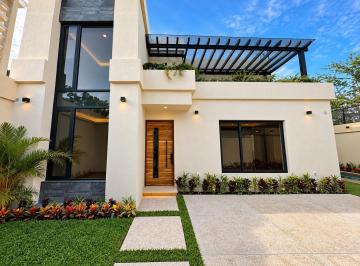 Casa · 240m² · 3 Recámaras · 2 Estacionamientos · Casa Nueva con Acabados de Lujo y Carril de Nado en Privada en Delicias, Cuernavaca