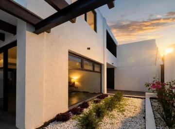 1 · Casa en Venta en Jardines de Querétaro - 4 Recámaras, Gran Ubicación