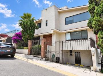 Casa · 243m² · 3 Recámaras · 2 Estacionamientos · Casa con Jardín y 2 Estacionamientos en Lomas del Sol