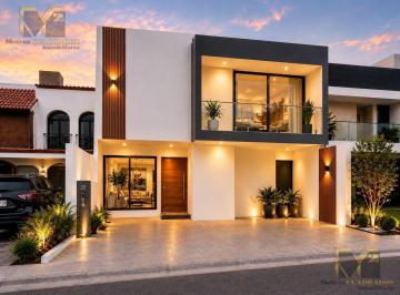 Casa · 233m² · 4 Recámaras · 3 Estacionamientos · Casa en Venta en Juriquilla