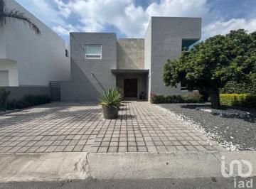 Casa · 206m² · 4 Recámaras · 3 Estacionamientos · Casa en Venta en Fraccionamiento Mision de Conca Fray Junipero Serra Queretaro