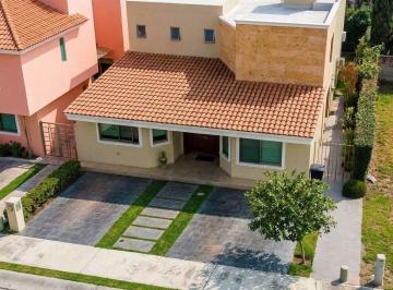 Casa de 5 habitaciones, Zapopan · Vive Frente Al Parque en Ciudad Bugambilia: Casa en Condominio con Seguridad y Alberca