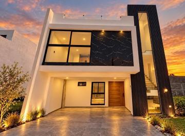 Casa · 238m² · 3 Recámaras · 2 Estacionamientos · Casa en Venta en Zona Plaza San Diego con Alberca.