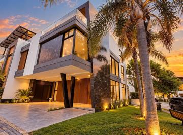 Casa · 281m² · 3 Recámaras · 1 Estacionamiento · Casa en Venta en Lomas de Angelopolis 3 Recamaras Puebla Junto Area Verde