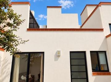 Foto 1 · Casa en Venta en Corregidora, Habitación en Planta Baja y Amenidades, Incluye Cocina.