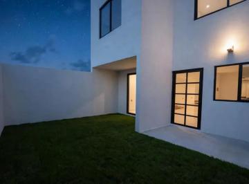1 · Casa en Venta en Capital Sur, 3 Recámaras, Jardín