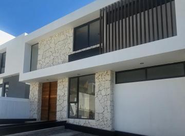Casa · 276m² · 4 Recámaras · 2 Estacionamientos · Casa en Venta