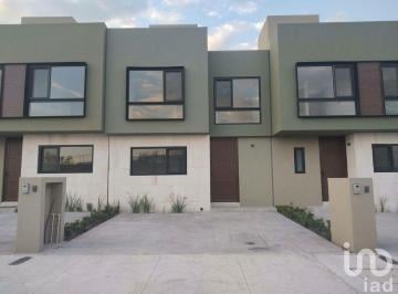 Casa · 118m² · 3 Recámaras · 2 Estacionamientos · Casa en Renta en Villas del Refugio Sur, Querétaro, con Alberca, Gimnasio y Cancha de Pádel