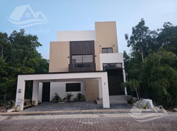 Casa · 320m² · 5 Recámaras · 3 Estacionamientos · Casa en Venta en Via Cumbres
