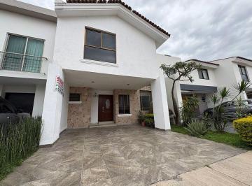5ba31be4f0d39c18e402bf0676ee476987baca3f17d8b4b0ef11140f1e99d38e · Casa en Renta en Virreyes, Zapopan | 3 Recámaras, Alberca y Terraza