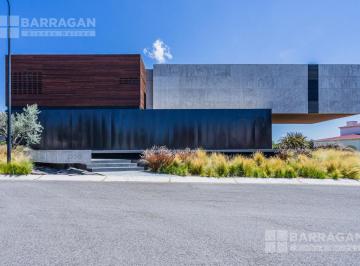 Casa · 877m² · 3 Recámaras · 6 Estacionamientos · Casa en Venta en El Campanario, Moderna en Esquina con Excelentes Acabados