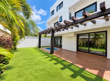Departamento de 4 habitaciones, Mérida · Casa en Renta en Temozón Norte | 4 Recámaras, Alberca y Paneles Solares