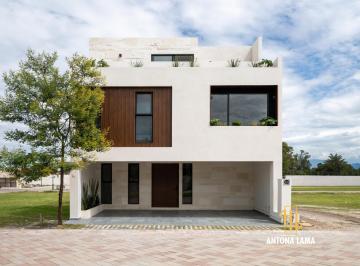 Casa · 234m² · 3 Recámaras · 3 Estacionamientos · Casa en Venta en Fraccionamiento Arbela, San Andrés Cholula, Puebla