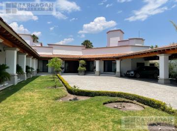 Casa · 860m² · 5 Recámaras · 10 Estacionamientos · Casa en Venta en Jurica Querétaro