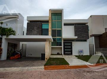 Casa · 320m² · 4 Recámaras · 4 Estacionamientos · Casa en Venta en Cumbres