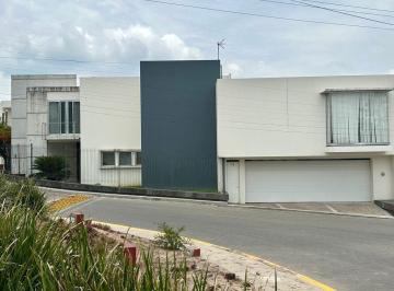 Casa · 465m² · 5 Recámaras · 3 Estacionamientos · Casa con Alberca Villas de Irapuato