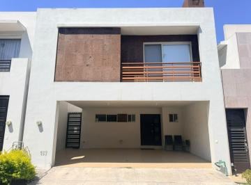 Casa · 2 Estacionamientos · Casa en Renta | Cumbres Madeira