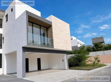 Casa · 372m² · 4 Recámaras · 3 Estacionamientos · Casa en Venta en Santiago, N. L.