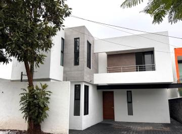 Casa · 270m² · 4 Recámaras · 2 Estacionamientos · Casa en Venta en Privada. Rancho Cortes, Cuernavaca