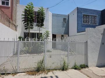 Casa · 153m² · 3 Recámaras · 3 Estacionamientos · Amplia Casa en Venta en Colonia Constituyentes Rah3281