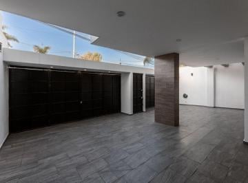 Casa de 4 habitaciones, Zapopan · Residencia en Venta a Media Cuadra del Parque Metropolitano