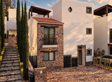 52be77989f2ba43bef3ad964664ee43ecc25bf9bdbe6c3ed57b3daca50590158 · Casa en Venta en San Miguel de Allende en Privada con Amenidades