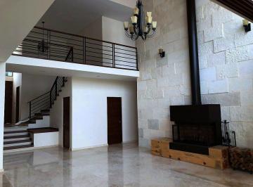 53d04db0abbbf52e8e75542ef02d0971be4460a215ddf2358cd44f6b05a6142a · Casa en Renta en Juriquilla | 4 Suites, 521 m² y Condominio