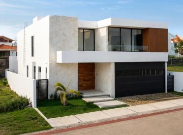 Casa · 301m² · 4 Recámaras · 2 Estacionamientos · Casa en Venta, Residencial Las Olas, Alvarado Ver.