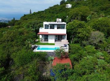 Casa · 316m² · 5 Recámaras · 2 Estacionamientos · Casa en Venta con Alberca Privada en Club de Golf San Gaspar Jiutepec